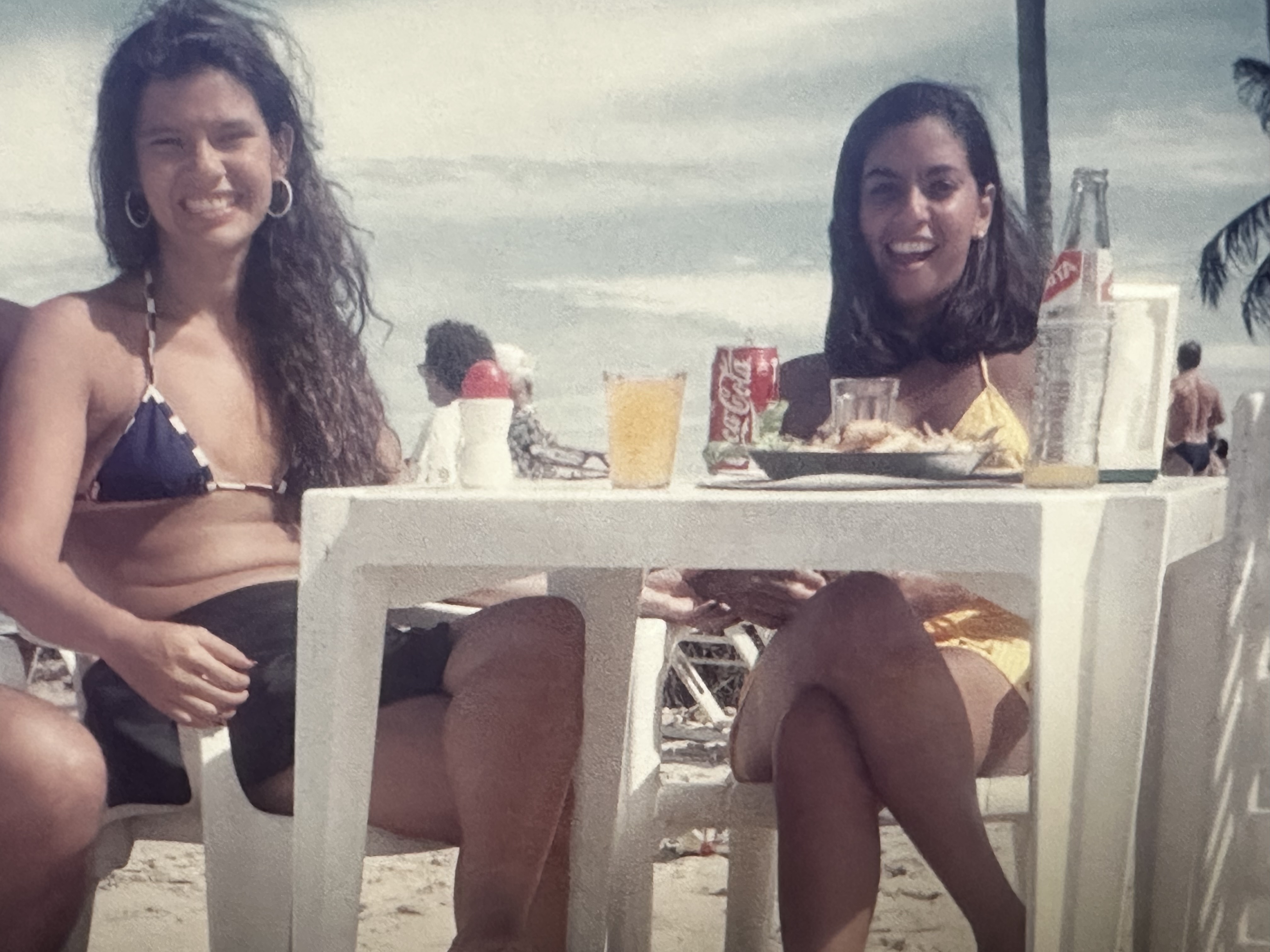Mary Anne e Tiça na praia do Futuro em Fortaleza