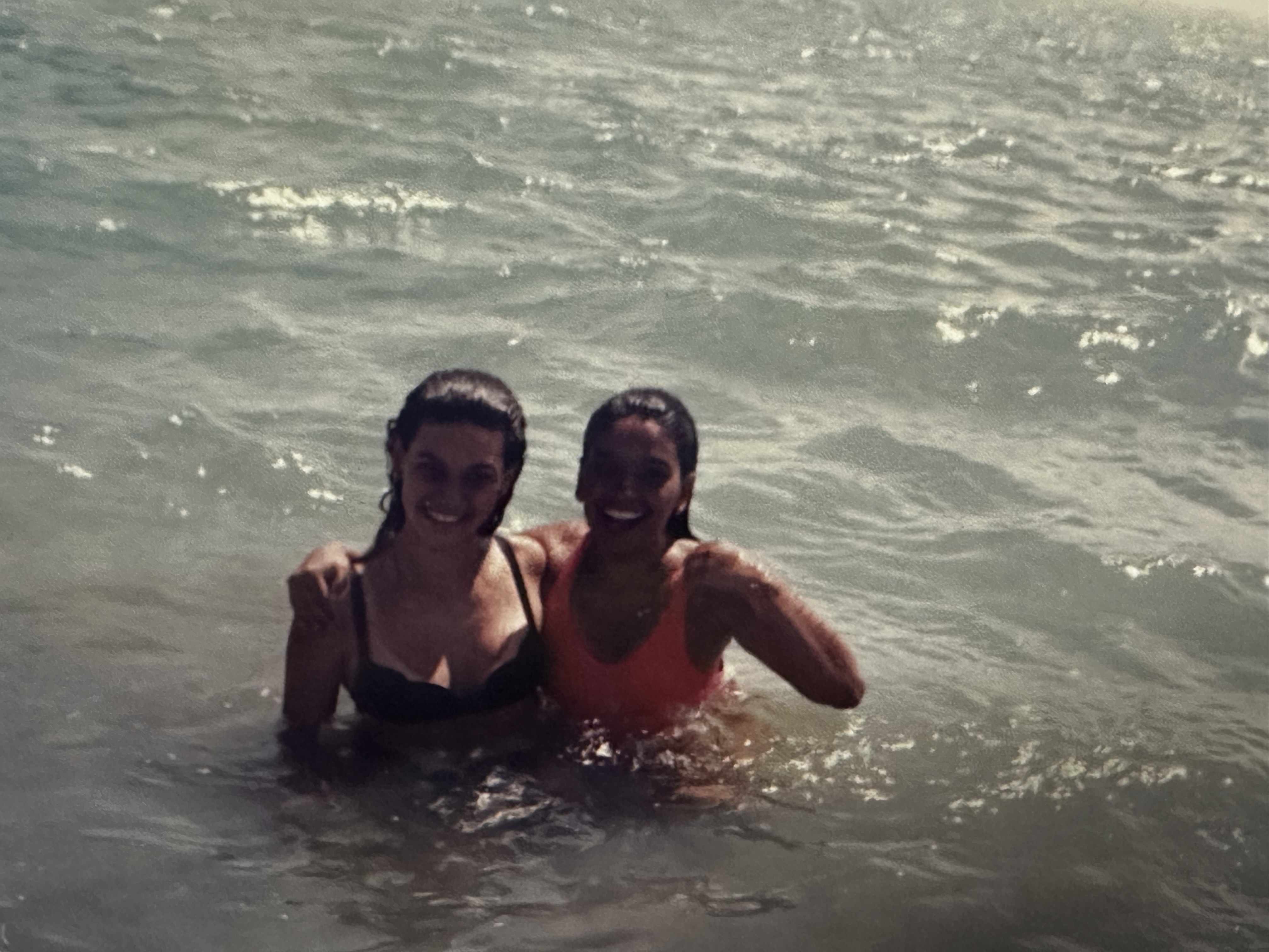 Kaléria e Tiça na praia de Ponta Verde