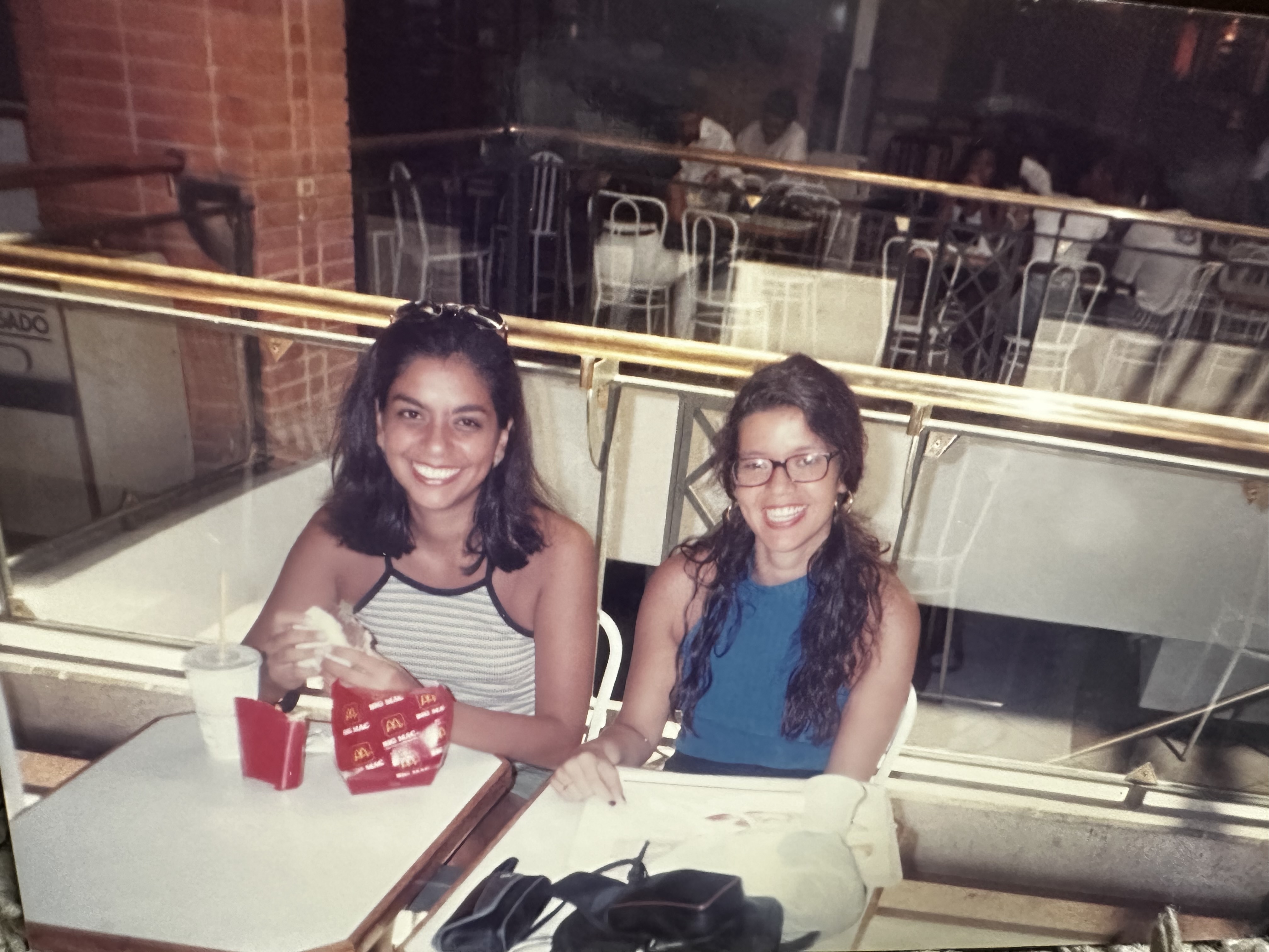 Tiça e Mary Anne no shopping em Salvador